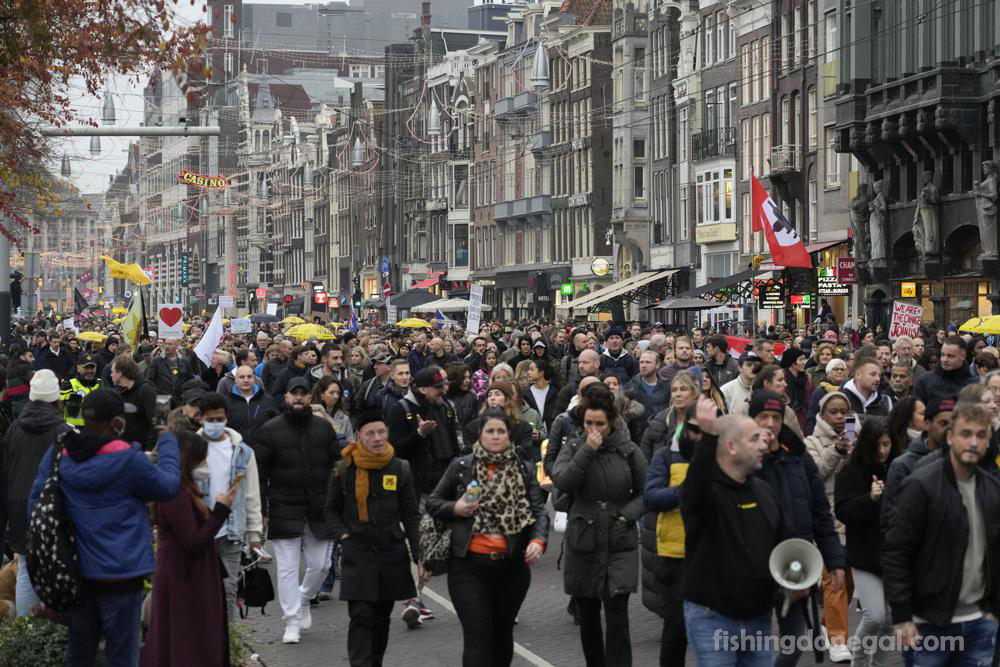 Dutch police จับกุมผู้คนมากกว่า 30 คน ในระหว่างเหตุการณ์ความไม่สงบในกรุงเฮกและเมืองอื่น ๆ ในเนเธอร์แลนด์ซึ่งเกิดขึ้นหลังจากกลุ่มความรุนแรง