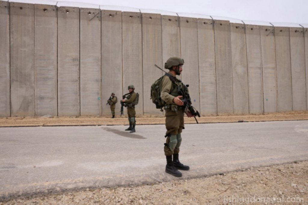 Israel build กำแพงเหล็กกั้นฉนวนกาซา อิสราเอลได้ประกาศสร้างกำแพงใต้ดินที่ติดตั้งเซ็นเซอร์ไว้ที่ด้านข้างของฉนวนกาซา ซึ่งเป็นมาตรการตอบโต้