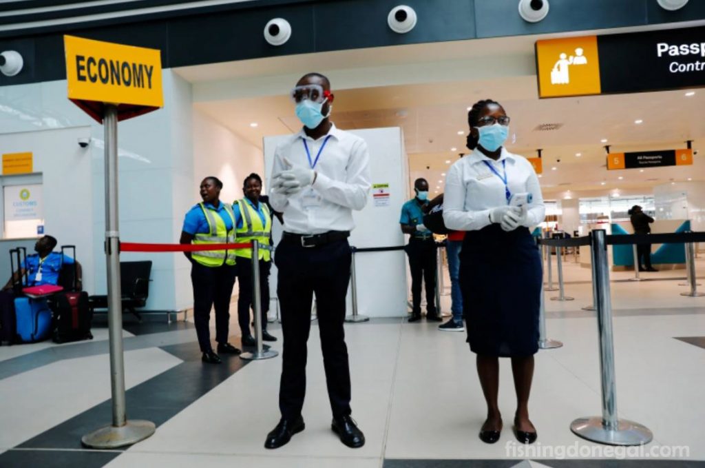 Ghana ได้กล่าวว่าจะปรับสายการบิน $3,500 สำหรับผู้โดยสารแต่ละคนที่มาถึงสนามบินนานาชาติของเมืองหลวงโดยไม่ได้รับการฉีดวัคซีนป้องกันโควิด-19