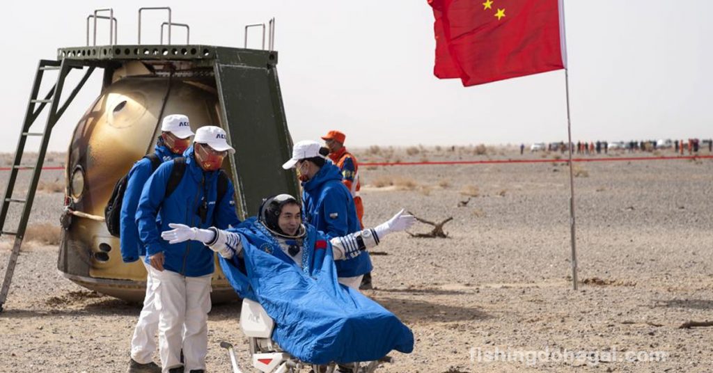 Chinese astronauts ลงจอดบนสถานีอวกาศ 6 เดือน นักบินอวกาศชาวจีนสามคนกลับมายังโลกในวันเสาร์หลังจากหกเดือนบนสถานีโคจรแห่งใหม่ล่าสุด