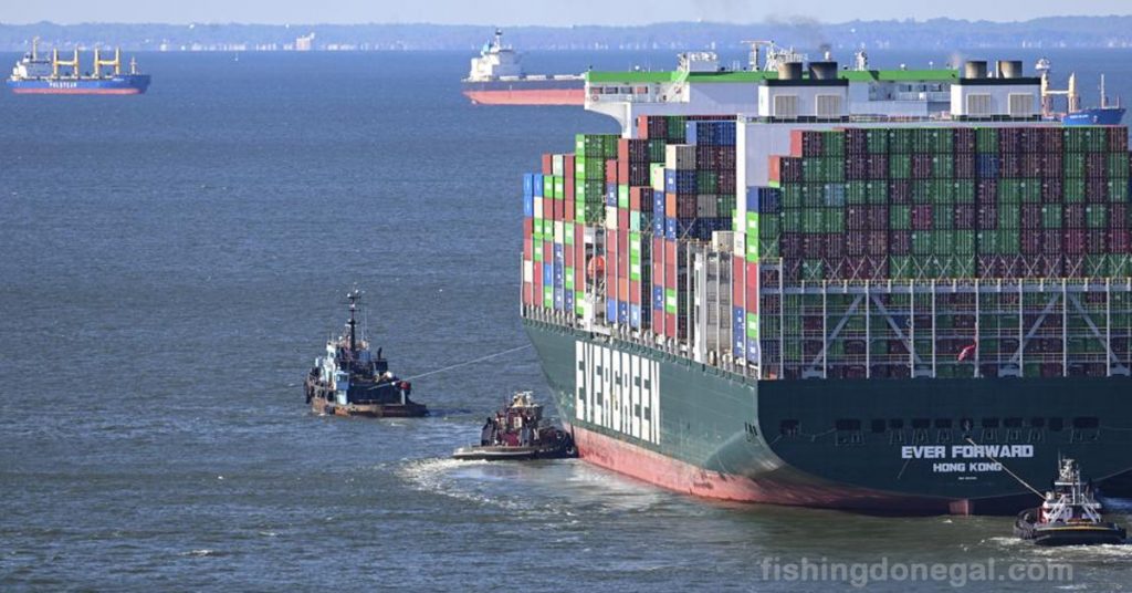 Stuck container ship อยู่ในอ่าวเชสพีก เรือคอนเทนเนอร์ที่มีความยาวมากกว่า 3 สนามฟุตบอล ในที่สุดก็ถูกงัดจากก้นโคลนของอ่าว Chesapeake Bay