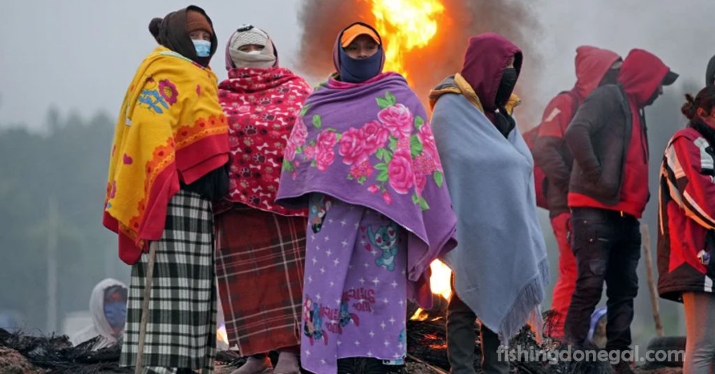 Indigenous protesters ปิดถนนในเอกวาดอร์
